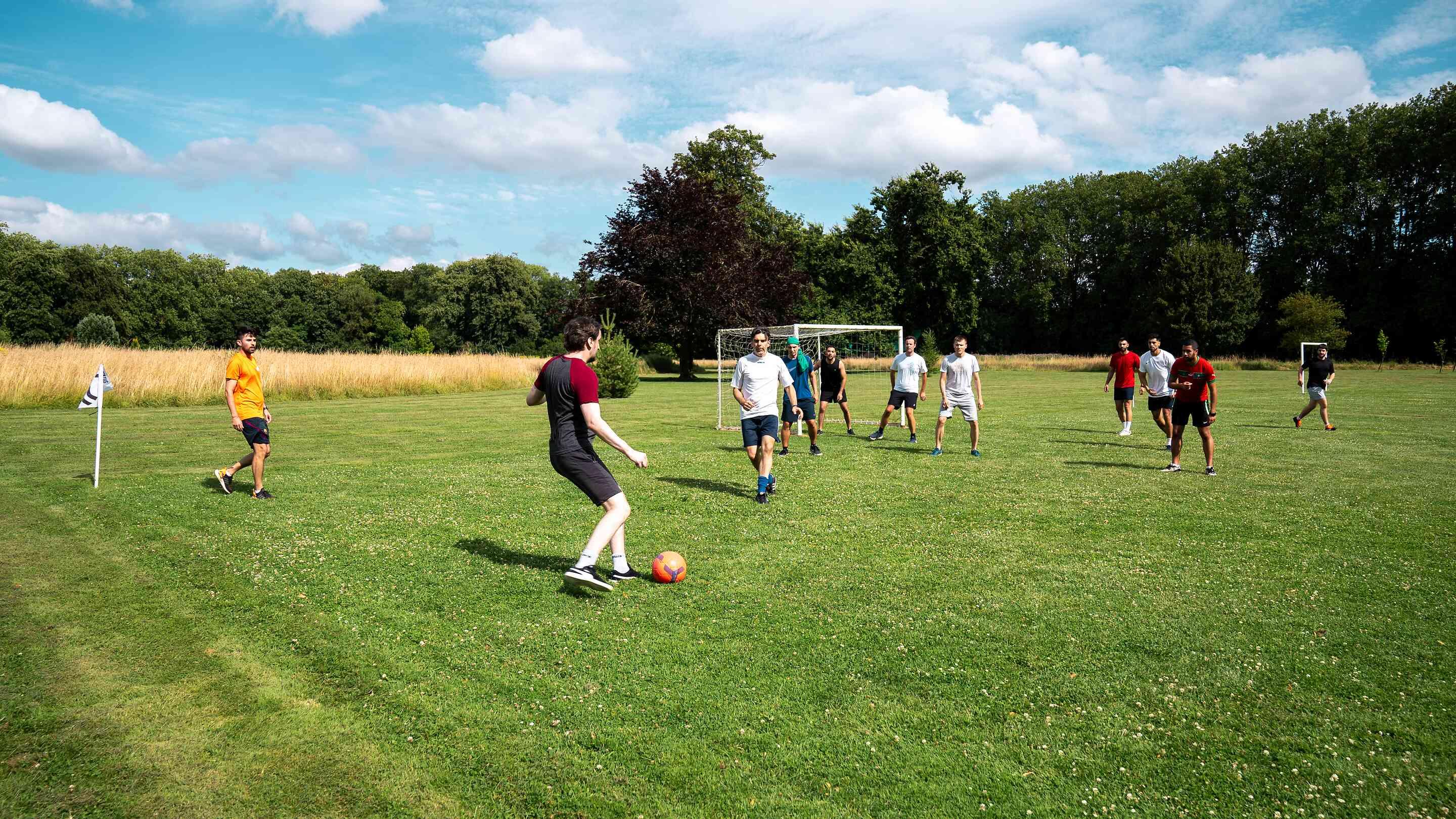 30 team building activities to strengthen team cohesion